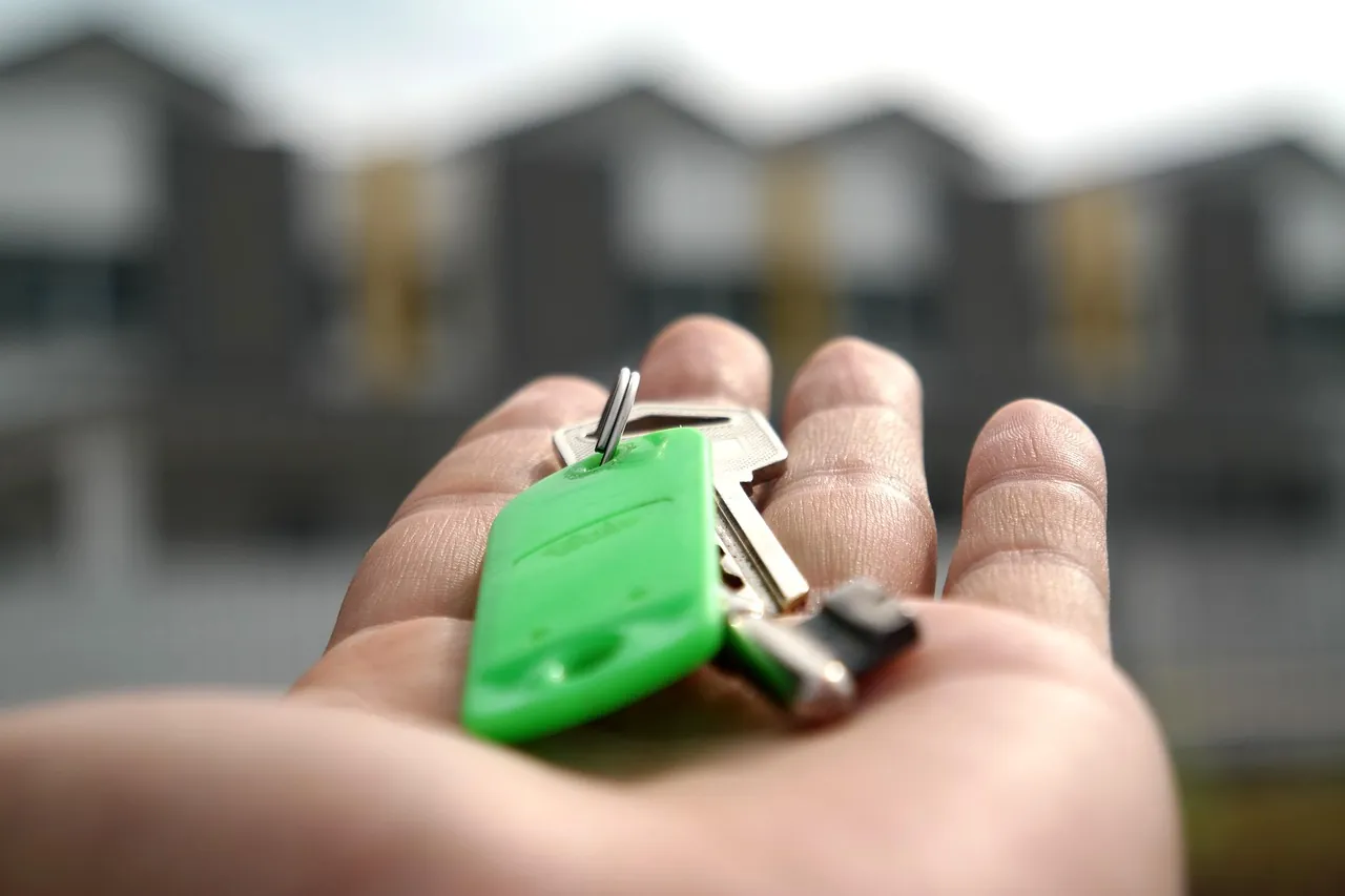 Remise des clés lors de la vente d'un bien immobilier en Normandie